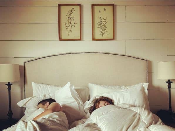 2 enfants allongés sur le lit photo – Photo Brun Gratuite sur Unsplash