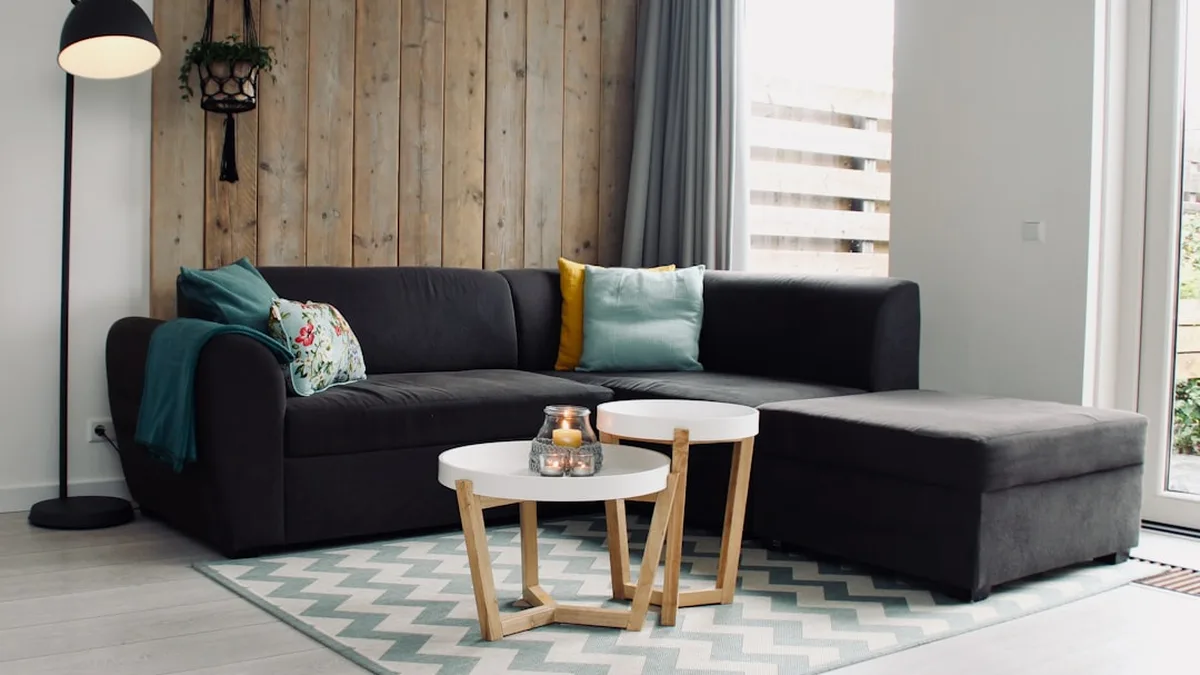 Canapé modulable d'angle avec méridienne dans un salon clair
